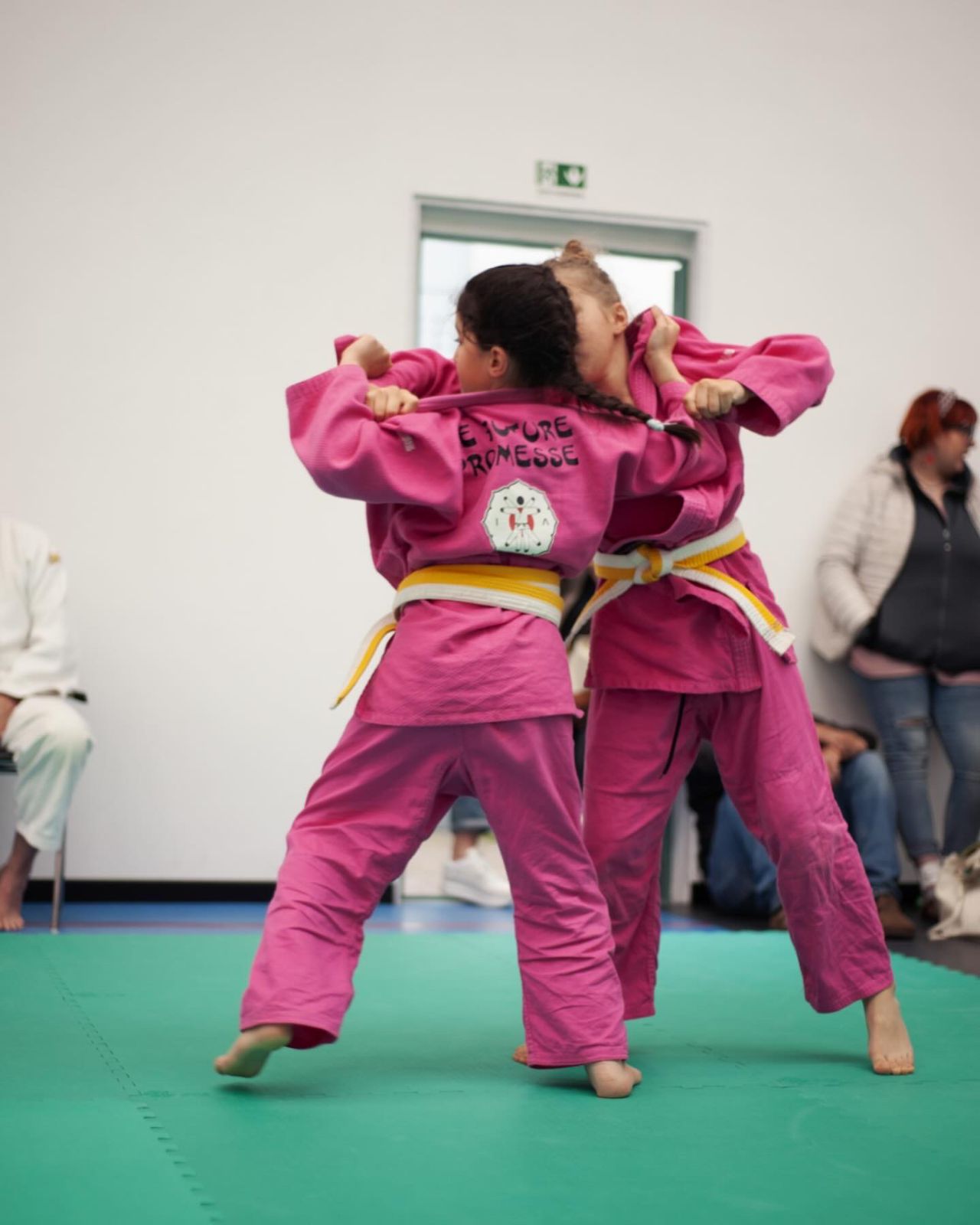 Bambine in judogi rosa